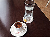 Кофе по-кипрски со стаканом холодной воды