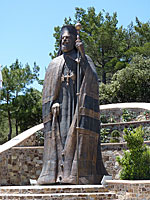 Памятник Архиепископу Макариосу III (гора Трони близ монастыря Киккос)